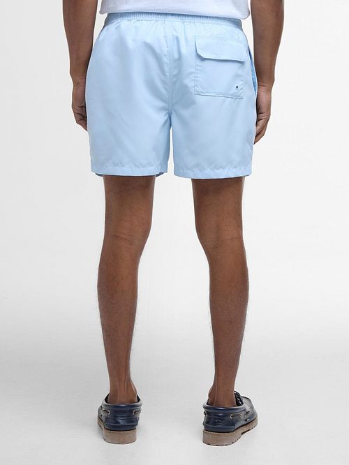 Barbour Badeshorts Logo Hellblau Model / Achterkant