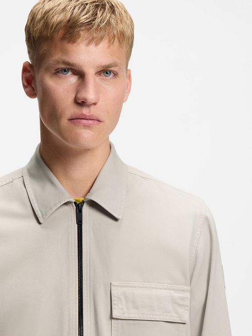 Overshirt BOSS w kolorze szaro-beżowym Model / Detail