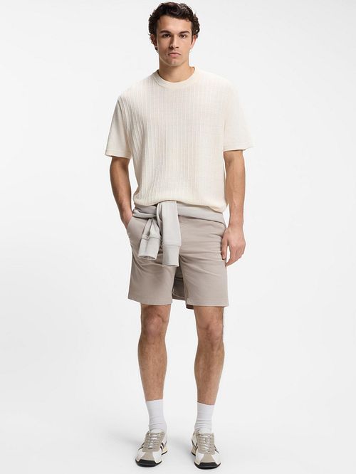 Szorty chino BOSS slim fit w kolorze greige Model / Voorkant