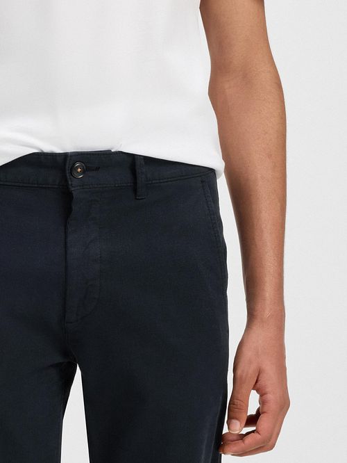 BOSS Chino Slim Marineblå Model / Detail