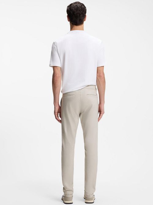 BOSS Chino Slim Fit Greige Model / Achterkant