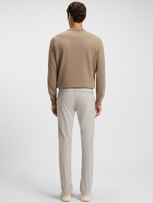 BOSS Chino Slim Greige Model / Achterkant