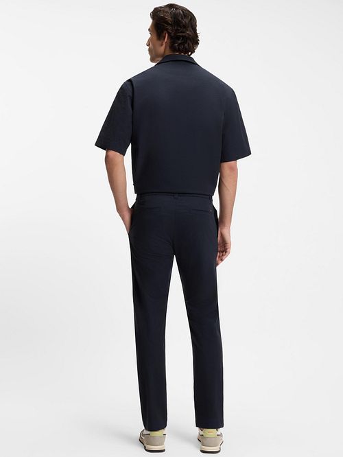 BOSS Chino Tapered Navy Model / Achterkant