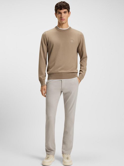 BOSS Chino Slim Greige Model / Voorkant