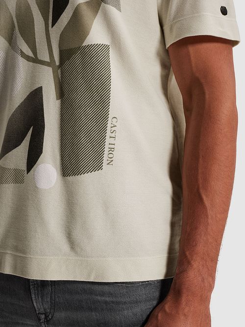 Cast Iron Camiseta Logo Blanco Roto Model / Detail