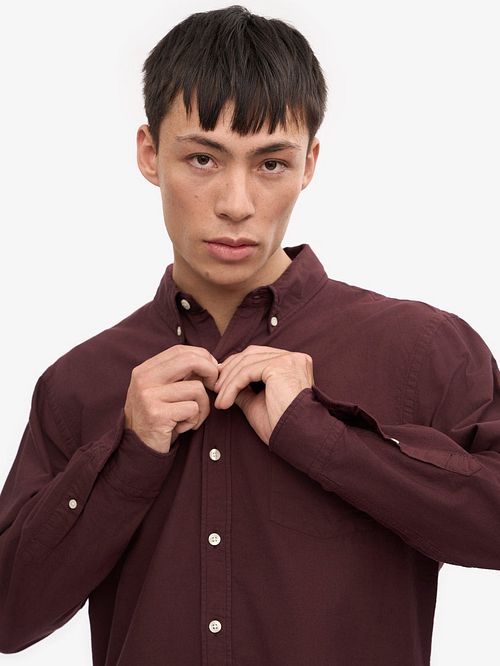 Colorful Standard Hemd Bordeaux Model / Detail