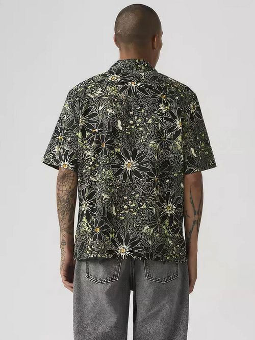 Koszula Levi's Sunset Camp z krótkim rękawem w kolorze czarnym Model / Achterkant