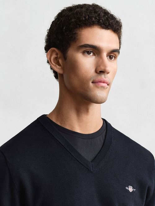 Gant Jersey Cuello De Pico Navy Model / Detail