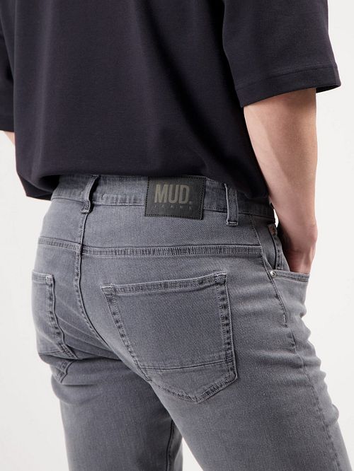 MUD Jeans Denim Rick Grigio Model / Detail