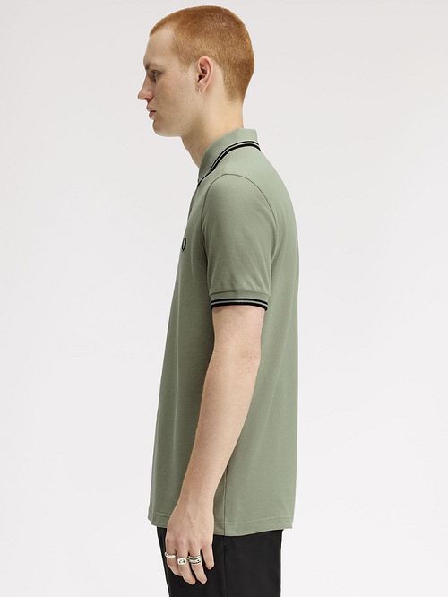 Fred Perry Polo Twin Tipped M3600 Grön S23 Model / Zijkant