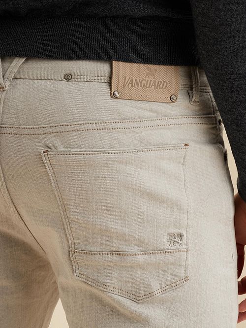 Jeansy Vanguard V7 Rider modern fit w kolorze ecru Model / Detail