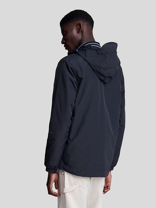 Lyle & Scott Jacka Mörkblå Model / Achterkant