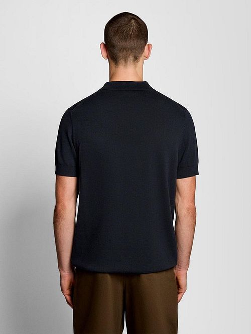 Lyle & Scott Stickad Piké Marinblå Model / Achterkant