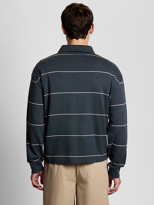 Koszulka polo Lyle & Scott Rugby w paski w kolorze granatowym Model / Achterkant