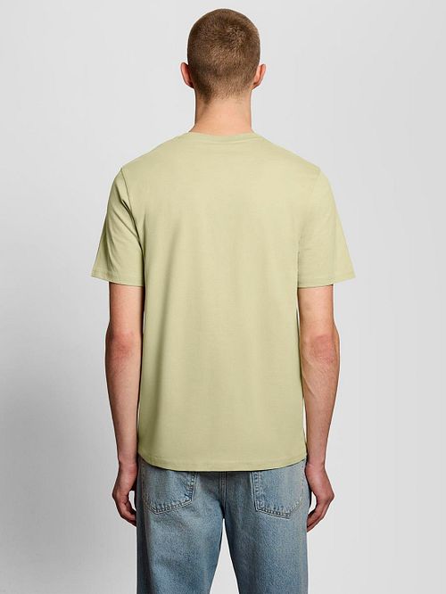 Lyle and Scott T Shirt Herb Green Model / Achterkant
