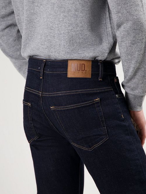 MUD Jeans Hank Dark Blauw Model / Detail