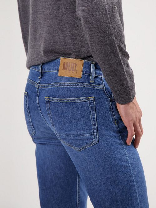 MUD Jeans Denim Regular Bryce w kolorze indygo niebieskim Model / Detail