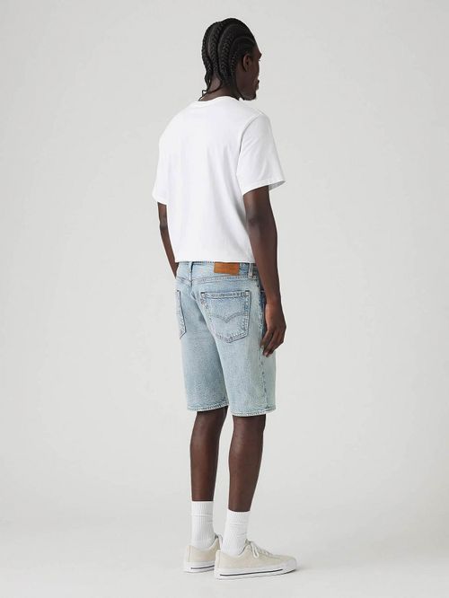 Levi’s 405 Denim Shorts jasnoniebieskie Model / Zijkant