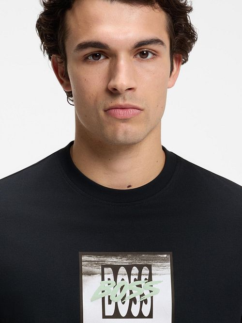 T-shirt BOSS Te DJ w kolorze granatowym Model / Voorkant