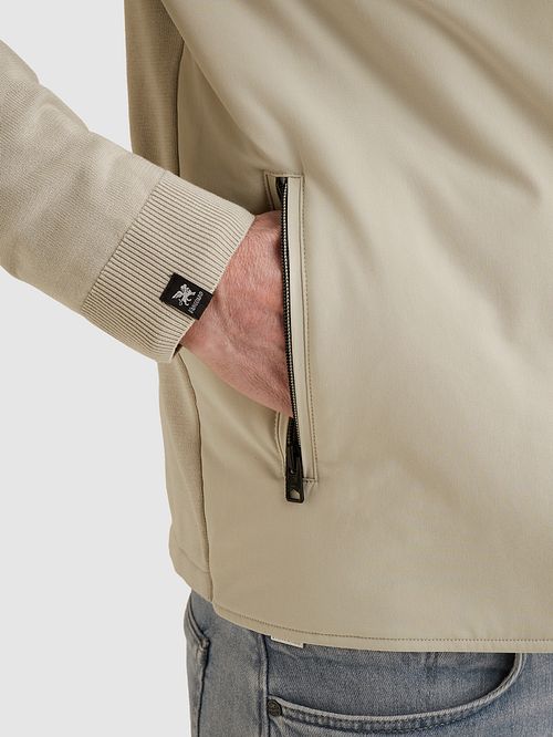 Overshirt Vanguard w kolorze ecru Model / Detail