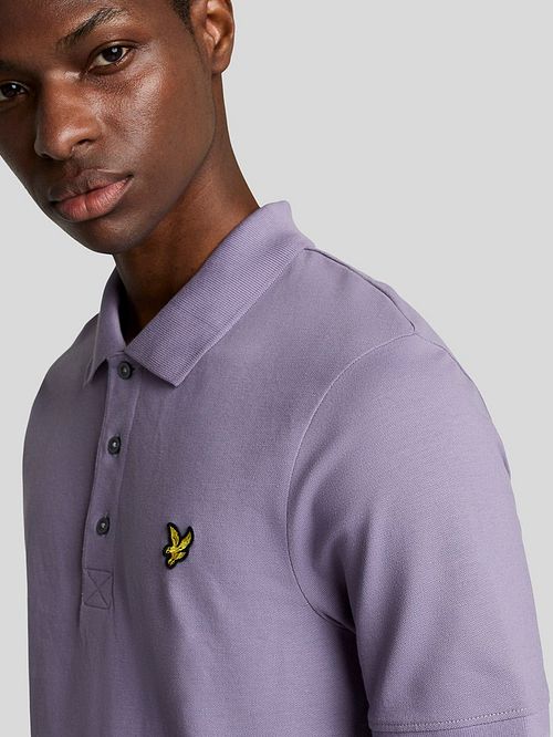 Polo Lyle and Scott en color morado Dusk Model / Detail