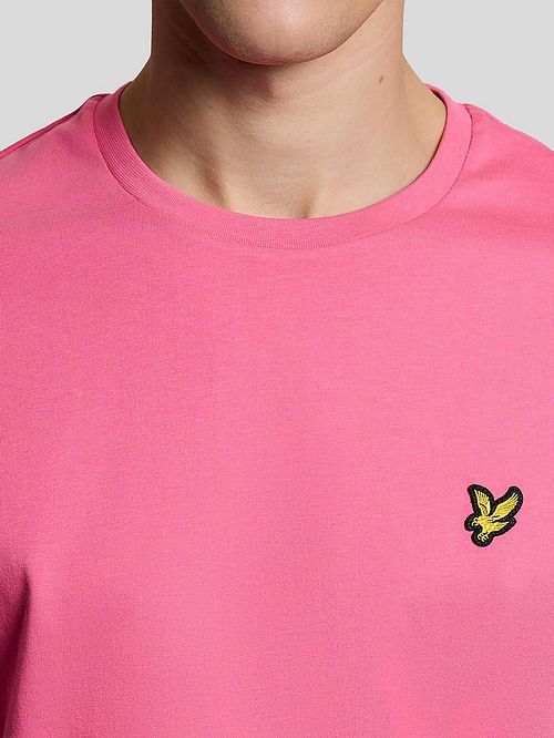 Lyle and Scott T-skjorte Hot Rosa Model / Detail