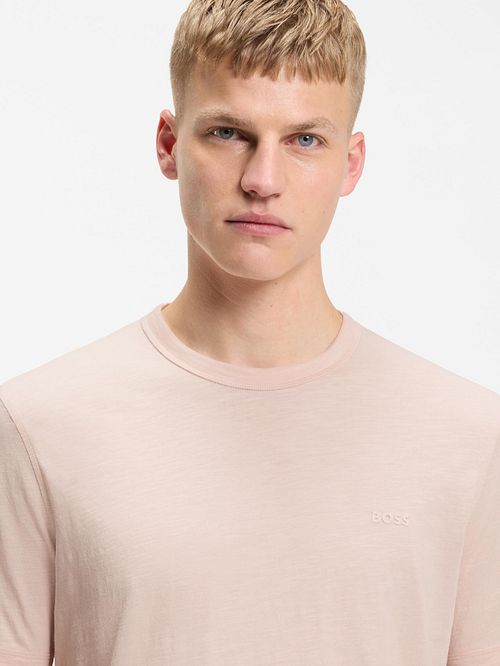 BOSS T-shirt Tegood Rose Clair Model / Voorkant