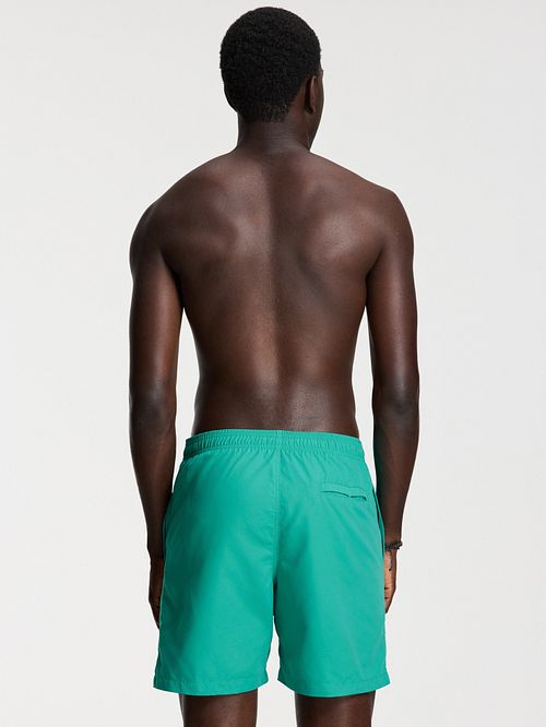 Shiwi Badeshorts Mike Grün Model / Achterkant