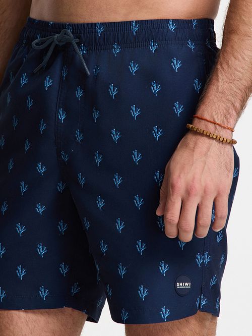 Shiwi Zwembroek Mike Sketched Coral Navy Model / Detail