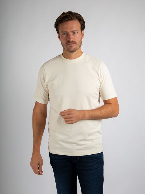 Suitable Respect Hi Camiseta Ecru Model / Voorkant con Stefan