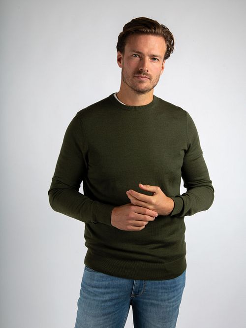 Suitable Merino Pullover Militär Grön Model / Voorkant med Stefan