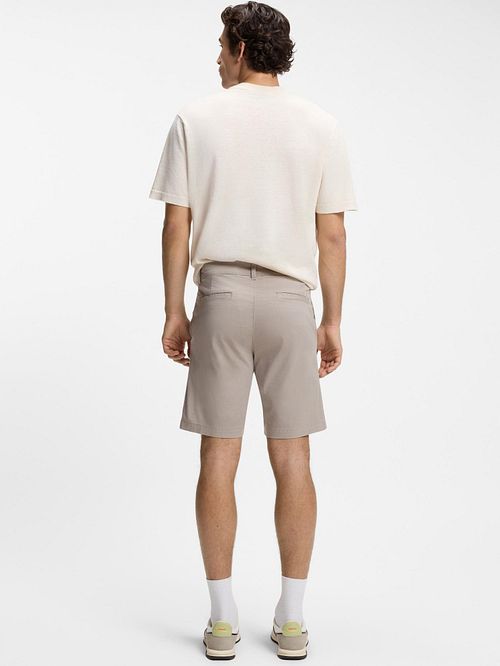 Szorty chino BOSS slim fit w kolorze greige Model / Achterkant