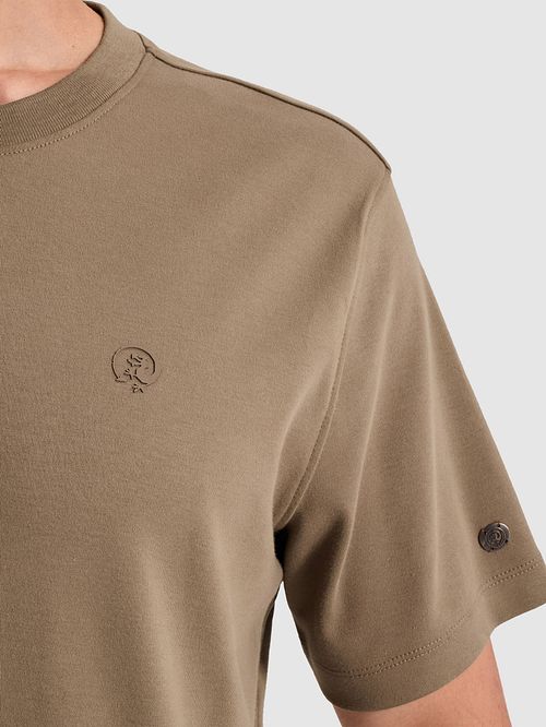 T-shirt Cast Iron orzechowy Model / Detail