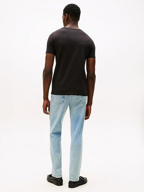 T-Shirt con logo de Tommy Hilfiger en negro Model / Achterkant