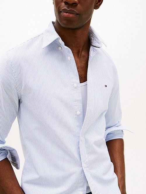 Camisa Oxford de rayas Tommy Hilfiger en azul claro Model / Detail