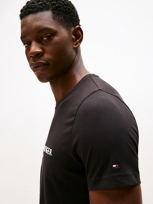 T-Shirt con logo de Tommy Hilfiger en negro Model / Detail