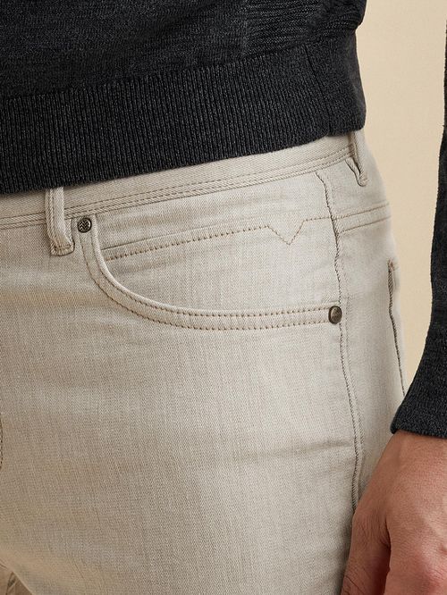 Vanguard V7 Rider Jeans Ecru Model / Detail