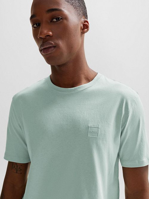 T-shirt BOSS Tales w kolorze turkusowym Model / Voorkant