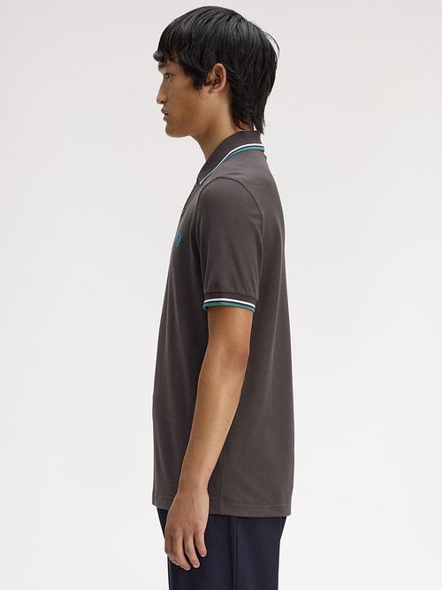 Fred Perry Polo Twin Tipped M3600 Grå 85B Model / Zijkant