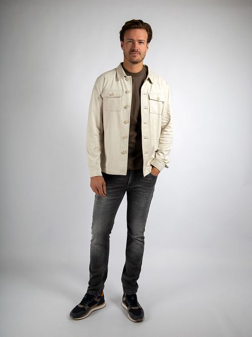 Är du redo för en uppgradering i garderoben? Testa Suitable Pasetta Overshirt Ecru oc Model / Voorkant