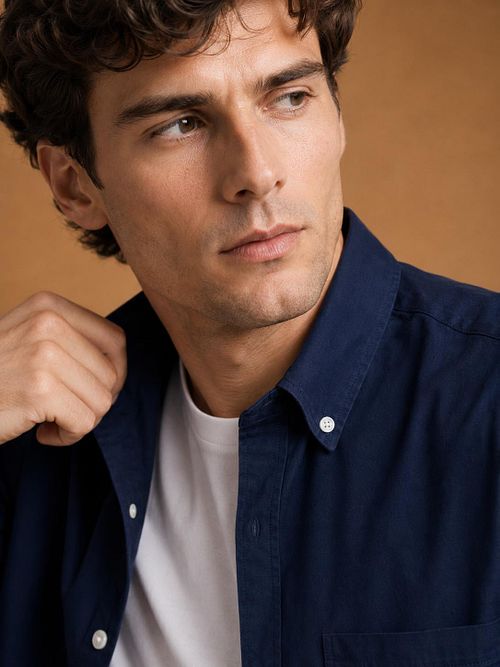 KING Essentials Camisa The Tommy azul marino Model / Detail