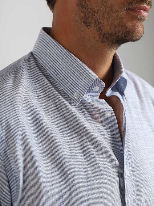 Camisa Suitable Cotton Slub a rayas azul Model / Detail