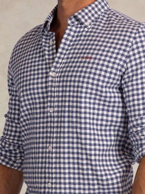 Camisa de franela NZA con cuello button-down en azul Model / Detail