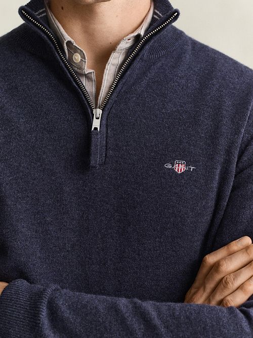 Jersey GANT de lana de cordero con media cremallera y punto trenzado en azul marino Model / Voorkant