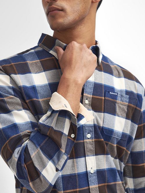 Camisa Barbour Valley de cuadros en marrón y azul Model / Detail