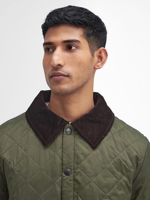 Barbour Heritage Liddesdale Quilted Jacket Green Model / Voorkant