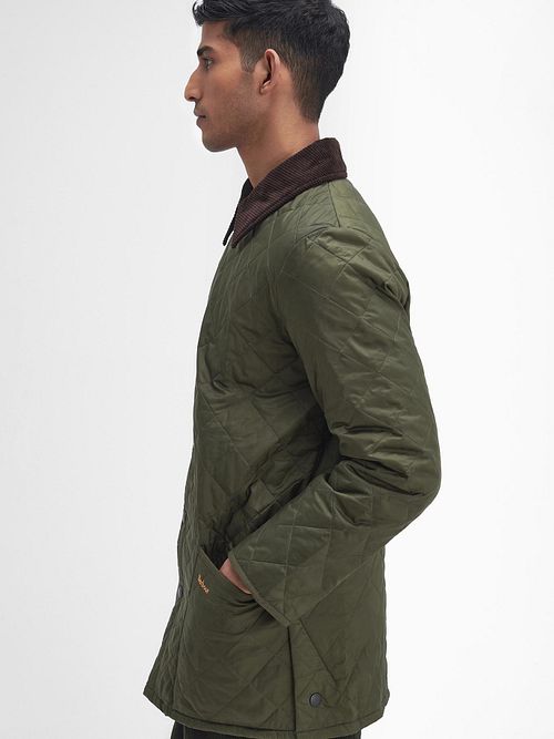 Barbour Heritage Liddesdale Quilted Jacket Green Model / Zijkant