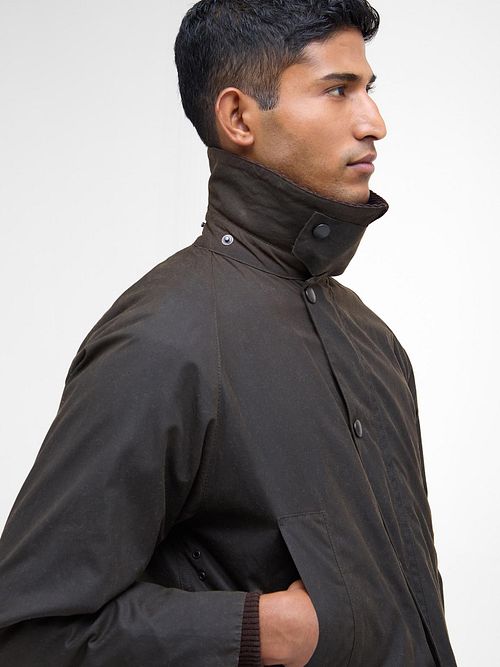 Barbour Klassisk Bedale Vaxjacka Olivgrön Model / Zijkant