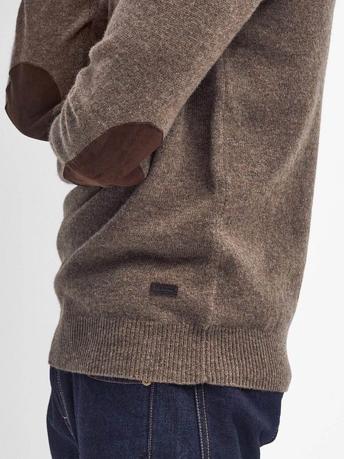 Barbour Sweater Mocker Laine Taupe Model / Zijkant