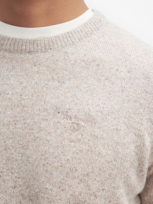Barbour Pullover Lambswool Beige Model / Detail
